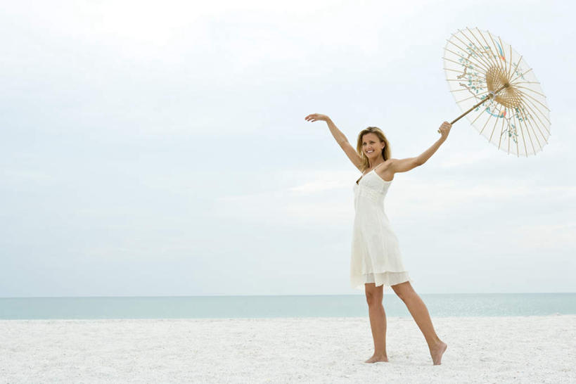 西方人,一个人,举,笑,微笑,露齿笑,横图,室外,白天,正面,游戏,快乐,海浪,海洋,沙滩,欧洲,欧洲人,仅一个年轻女性,仅一个女性,仅一个人,伞,沙子,雨伞,遮阳伞,纸伞,海岸,浪花,水平线,海平线,沙地,玩,油纸伞,娱乐,阳伞,蓝色,蓝天,天空,海水,天,托,休闲,晴朗,动作,海景,万里无云,欢喜,年轻女性,女人,女性,白种人,大海,风浪,海,海水的波动,海滩,近岸浪,涌浪,晴空,晴空万里,举起,举手,举着,玩耍,嬉戏,向上举,向上伸,向上托,彩图,全身,欢乐,开心,写真