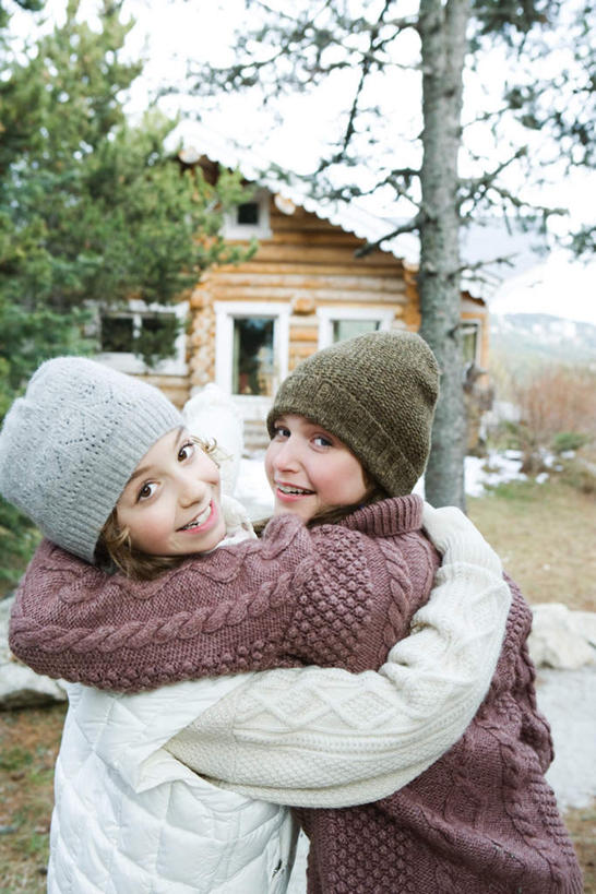 西方人,儿童,两个人,伙伴,朋友,家,笑,微笑,露齿笑,竖图,室外,白天,友谊,纯洁,植物,别墅,窗户,道路,路,帽子,欧洲,欧洲人,房屋,屋子,冬季,冬天,公寓,小路,交通,郊外,注视,洋房,楼房,玻璃窗,住宅,树,树木,小孩,背面,绿色,自然,观察,看,棉衣,可爱,童年,童趣,斜视,乡间小路,生长,成长,观看,皮毛,察看,关注,种族,童真,烂漫,无邪,棉帽,冬装,天真,友情,男孩,男人,男性,白种人,孩子,抬头,仰头,半身,彩图,房子,男生,冬衣