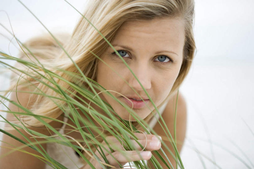 西方人,横图,全景,室内,特写,白天,正面,泳装,比基尼,草地,草坪,沙滩,天际线,植物,风,欧洲,欧洲人,沙子,海岸,海边,沙地,注视,草,绿色,天空,天,看,皱眉,关注,种族,外景,白种人,脸部,海滩,抬头,仰头,半身,彩图,三点式,泳衣,写真