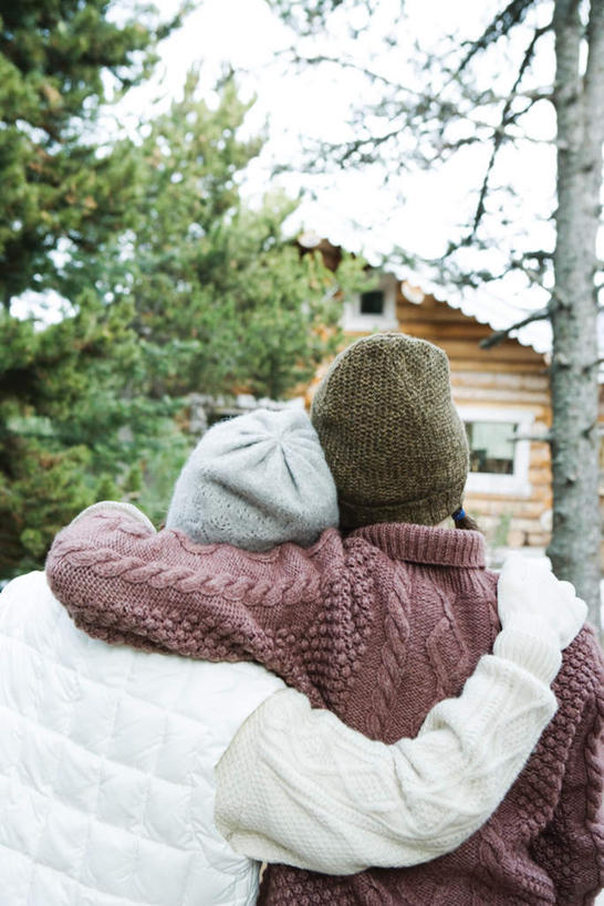 西方人,儿童,两个人,伙伴,朋友,家,抱,竖图,室外,白天,友谊,植物,别墅,窗户,道路,路,帽子,欧洲,欧洲人,并排,房屋,屋子,冬季,冬天,公寓,小路,交通,郊外,洋房,楼房,玻璃窗,住宅,树,树木,小孩,背面,绿色,自然,并肩,棉衣,乡间小路,生长,成长,抱着,搭肩,皮毛,搂着,种族,棉帽,冬装,友情,男孩,男人,男性,白种人,孩子,搂,搂抱,相抱,拥抱,半身,彩图,房子,男生,冬衣