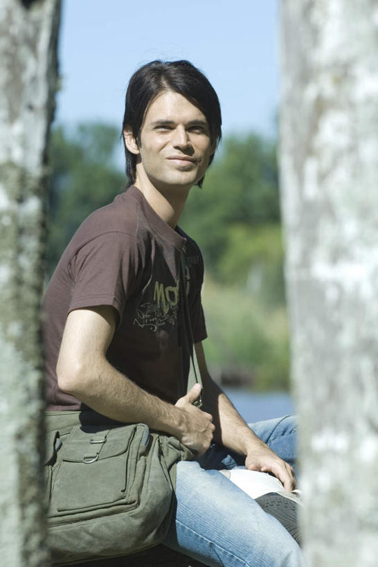 西方人,一个人,坐,笑,微笑,竖图,室外,白天,正面,树林,植物,叶子,欧洲,欧洲人,仅一个男性,仅一个人,阴影,光线,包,皮包,影子,庭院,注视,牛仔裤,树,树木,仅一个年轻男性,蓝色,绿色,蓝天,天空,阳光,自然,天,看,眯眼,汗衫,生长,成长,单肩包,撑着,关注,种族,男人,男性,年轻男性,白种人,叶,叶片,抬头,仰头,坐着,半身,彩图