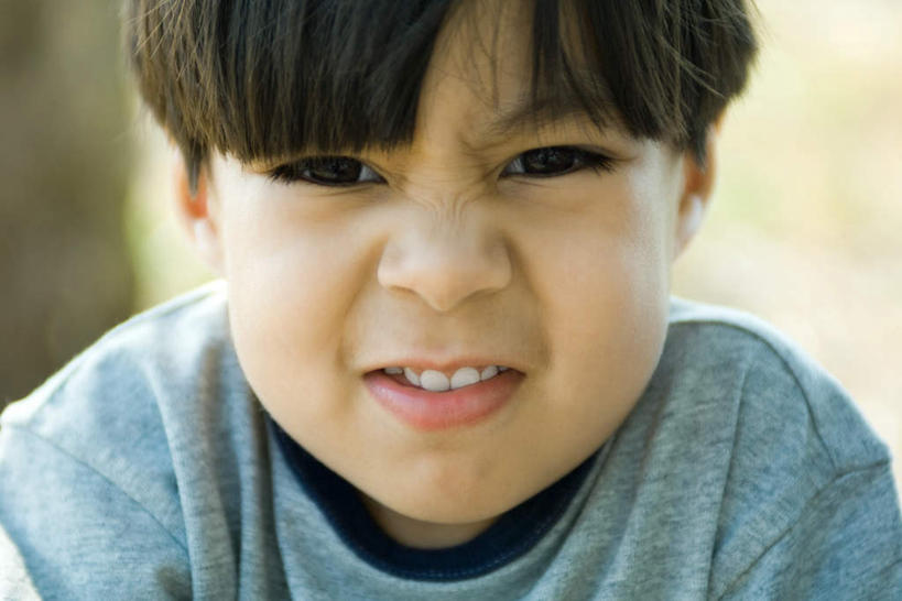 西方人,儿童,牙齿,一个人,横图,室外,特写,白天,正面,纯洁,欧洲,欧洲人,仅一个男性,仅一个人,小孩,衣服,仅一个小孩,鬼脸,皱眉,可爱,童年,童趣,种族,童真,烂漫,无邪,天真,男孩,男人,男性,白种人,孩子,齿,脸部,牙,牙龈,半身,彩图,套衫,男生