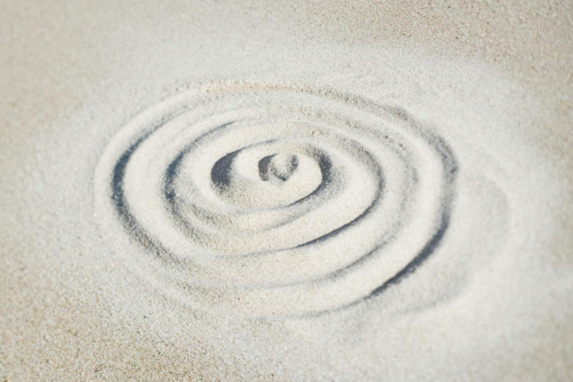 无人,横图,俯视,室外,白天,沙滩,阴影,条纹,形状,弯曲,环绕,光线,圆形,沙子,线条,影子,圆环,同心圆,圆圈,海岸,沙地,花形,阳光,沙粒,环状,环形,回形,沙砾,绘制,肌理,海滩,彩图,高角度拍摄