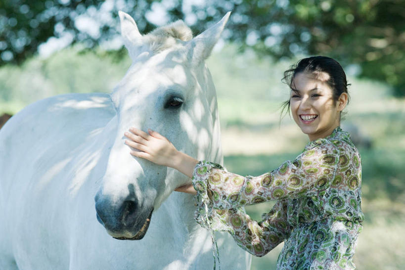 东方人,头发,一个人,笑,摸,微笑,露齿笑,横图,室外,白天,侧面,草地,草坪,树林,植物,马,亚洲,仅一个年轻女性,仅一个女性,仅一个人,抚摸,牵,握,阴影,光线,影子,拿,拎,拿着,注视,黄种人,白马,草,树,树木,绿色,阳光,自然,骏马,看,握着,生长,晴朗,成长,种族,年轻女性,女人,女性,亚洲人,触摸,接触,抬头,仰头,半身,彩图,拎着