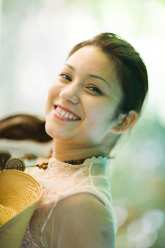 东方人,一个人,笑,微笑,露齿笑,竖图,室外,白天,侧面,裙子,快乐,幸福,树林,植物,帽子,项链,亚洲,仅一个年轻女性,仅一个女性,仅一个人,阴影,连衣裙,光线,草帽,影子,黄种人,挂件,树,树木,绿色,阳光,自然,首饰,生长,晴朗,成长,半身裙,吊带裙,种族,欢喜,年轻女性,女人,女性,亚洲人,抬头,仰头,半身,彩图,欢乐,愉快