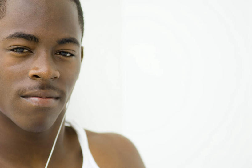 西方人,一个人,横图,室内,白天,正面,性感,项链,珠宝,欧洲,欧洲人,仅一个男性,仅一个人,仅一个年轻男性,首饰,低头,摄影,影棚,种族,摄影棚,沉默,害羞,男人,男性,年轻男性,白种人,长发,卷发,半身,彩图,影棚拍摄,拍摄