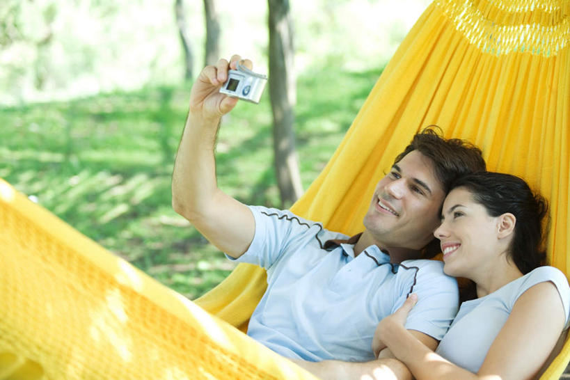 抱,笑,微笑,露齿笑,横图,室外,白天,正面,爱情,度假,草地,草坪,森林,树林,植物,吊床,阴影,光线,影子,郊外,草,树,树木,拍照,绿色,阳光,自然,享受,休闲,游玩,放松,恋爱,自拍,恋人,生长,成长,抱着,纪念,留念,留影,享乐,轻松,搂着,相爱,春游,悠闲,露营,野营,放假,宿营,远足,照相机,怀抱,搂,搂抱,相抱,拥抱,半身,彩图,拍摄