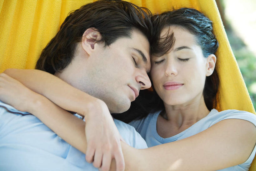 抱,睡,横图,室外,白天,正面,爱情,度假,吊床,阴影,光线,影子,郊外,拍照,阳光,享受,休闲,游玩,放松,恋爱,自拍,恋人,抱着,纪念,留念,留影,享乐,轻松,搂着,相爱,春游,悠闲,露营,野营,放假,宿营,远足,照相机,怀抱,困,困觉,搂,搂抱,寝息,睡觉,相抱,拥抱,半身,彩图,拍摄