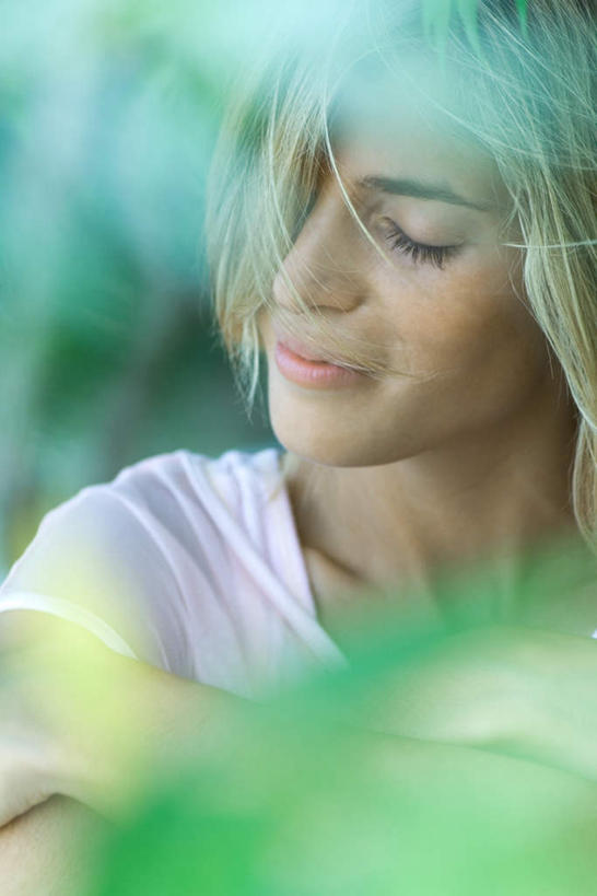 闭眼,睡,竖图,室外,白天,正面,草地,草坪,植物,叶子,阴影,光线,影子,绿叶,草,树叶,绿色,阳光,聆听,享受,休闲,嫩叶,安静,放松,遮,晴朗,宁静,轻松,遮挡,静谧,闲适,悠闲,遮盖,遮蔽,叶,叶片,闭眼睛,闭着眼,闭着眼睛,困,困觉,寝息,睡觉,半身,彩图