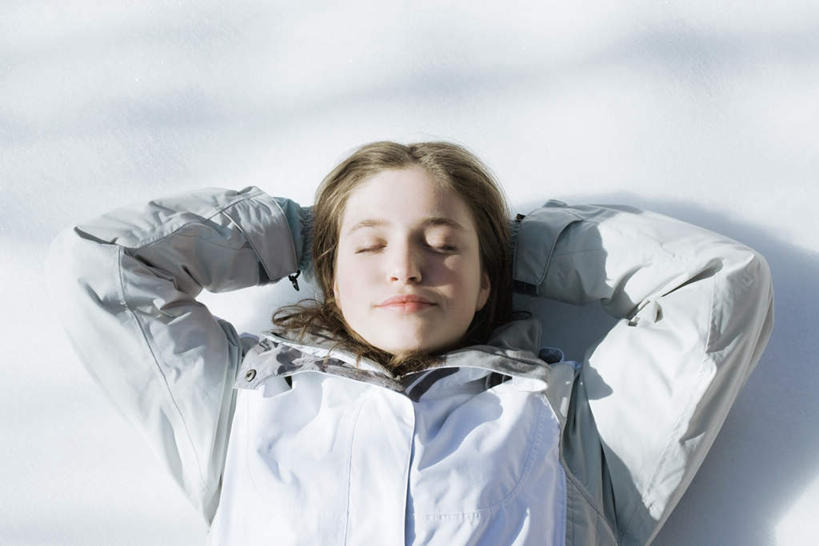 西方人,手,一个人,躺,睡,横图,俯视,室外,白天,雪,欧洲,欧洲人,仅一个年轻女性,仅一个女性,仅一个人,阴影,光线,影子,雪地,冬季,冬天,阳光,享受,休闲,滑雪场,温暖,手部,放松,双手抱头,轻松,种族,闲适,悠闲,冲锋衣,卧着,年轻女性,女人,女性,白种人,困,困觉,寝息,睡觉,躺着,卧,半身,彩图,高角度拍摄