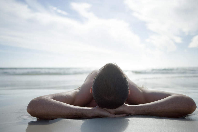 西方人,手,裸体,一个人,躺,睡,横图,全景,室外,白天,日光浴,海浪,海洋,沙滩,天际线,日光,欧洲,欧洲人,仅一个男性,仅一个人,阴影,光线,沙子,影子,海岸,浪花,云,云朵,沙地,云彩,仅一个年轻男性,背面,蓝色,白云,蓝天,天空,阳光,海水,天,享受,休闲,手部,放松,晒,晴朗,赤裸,双手抱头,轻松,闲适,悠闲,海景,赤身,卧着,男人,男性,年轻男性,白种人,大海,风浪,海,海水的波动,海滩,近岸浪,涌浪,晴空,困,困觉,寝息,睡觉,躺着,卧,彩图,全身