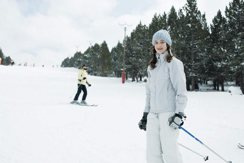 西方人,一个人,笑,微笑,横图,室外,白天,正面,运动服,锻炼,旅游,度假,运动,树林,雪,植物,大雪,帽子,欧洲,欧洲人,仅一个年轻女性,仅一个女性,仅一个人,滑雪,积雪,雪地,雪景,冬季,冬天,娱乐,树,树木,绿色,自然,手套,享受,休闲,滑雪场,放松,生长,成长,滑雪杖,绒线帽,种族,户外运动,滑雪服,冲锋衣,年轻女性,女人,女性,白种人,半身,彩图,健身,桩子