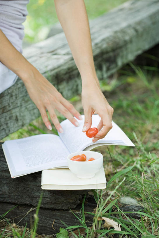 西方人,手,一个人,坐,摸,竖图,俯视,室外,白天,看书,阅读,草地,草坪,植物,西红柿,书籍,欧洲,欧洲人,仅一个年轻女性,仅一个女性,仅一个人,抚摸,学习,柱子,长凳,凳子,枯木,木柱,草,绿色,书本,碗,按,看,手部,读书,浏览,按住,碰触,触碰,年轻女性,女人,女性,白种人,书,图书,樱桃番茄,圣女果,番茄,触摸,接触,坐着,半身,彩图,高角度拍摄