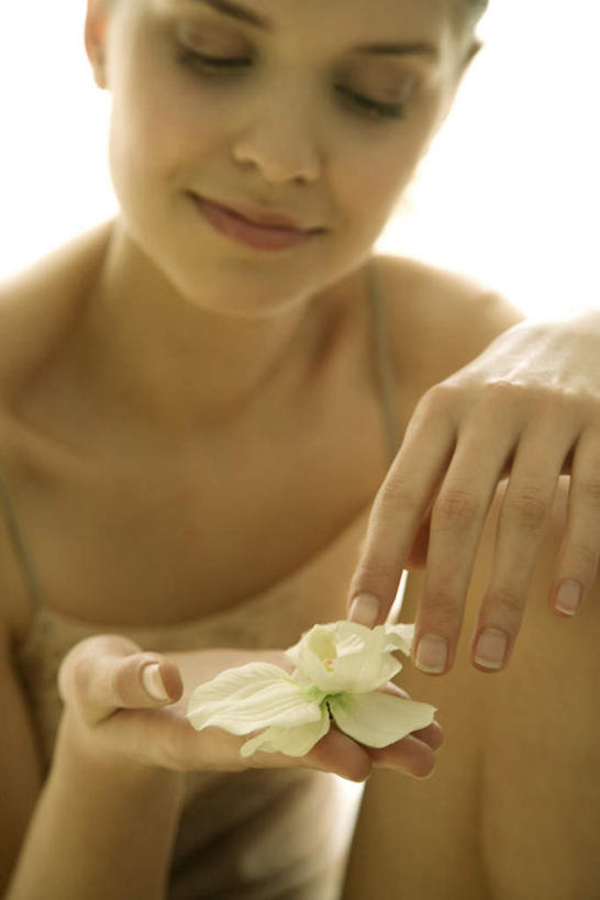 西方人,裸体,一个人,按摩师,笑,摸,微笑,露齿笑,竖图,室外,白天,侧面,按摩,美容,欧洲,欧洲人,仅一个年轻女性,仅一个女性,仅一个人,抚摸,护肤,盛开,花蕾,注视,裸露,花,花瓣,花朵,鲜花,花苞,花蕊,低头,看,保养,享受,休闲,放松,专注,美体,凝视,赤裸,裸,养颜,指压,赤身,兰花,年轻女性,女人,女性,白种人,技师,触摸,接触,半身,彩图,推拿