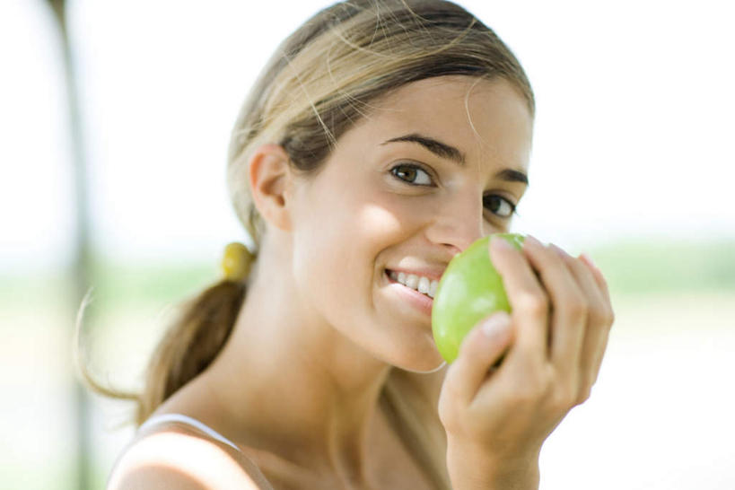 西方人,手,一个人,笑,微笑,露齿笑,横图,室外,白天,正面,苹果,欧洲,欧洲人,仅一个年轻女性,仅一个女性,仅一个人,握,拿,拎,拿着,注视,吊带衫,青苹果,看,手部,凝视,握着,斜视,接,邀请,年轻女性,女人,女性,白种人,半身,彩图,拎着