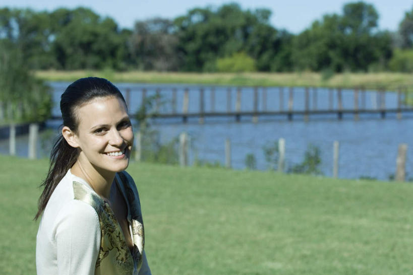 西方人,一个人,公园,栏杆,笑,微笑,露齿笑,横图,室外,白天,侧面,草地,草坪,河流,树林,水,植物,欧洲,欧洲人,仅一个年轻女性,仅一个女性,仅一个人,栅栏,河水,篱笆,水流,围栏,注视,吊带衫,护栏,草,树,树木,绿色,小溪,自然,溪水,看,转头,凝视,斜视,转身,生长,成长,年轻女性,女人,女性,白种人,半身,彩图