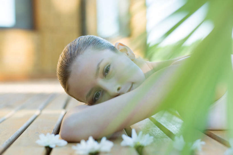 西方人,手,一个人,笑,微笑,横图,室外,白天,正面,窗户,地板,叶子,欧洲,欧洲人,仅一个年轻女性,仅一个女性,仅一个人,一排,整齐,盛开,背心,墙,庭院,地面,花蕾,木地板,玻璃窗,墙壁,墙面,花,花瓣,花朵,鲜花,排列,绿色,花束,花苞,花蕊,靠,靠着,趴着,转头,手部,垫着,队列,种族,年轻女性,女人,女性,白种人,趴,半身,彩图