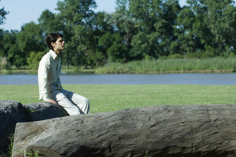 西方人,一个人,坐,横图,室外,白天,正面,草地,草坪,河流,森林,树林,水,植物,欧洲,欧洲人,仅一个男性,仅一个人,眺望,阴影,光线,影子,岸边,河岸,河水,水边,水流,河边,远望,草,树,树干,树木,仅一个年轻男性,绿色,小溪,阳光,自然,溪水,看,凝视,望,生长,成长,凝望,男人,男性,年轻男性,白种人,坐着,半身,彩图