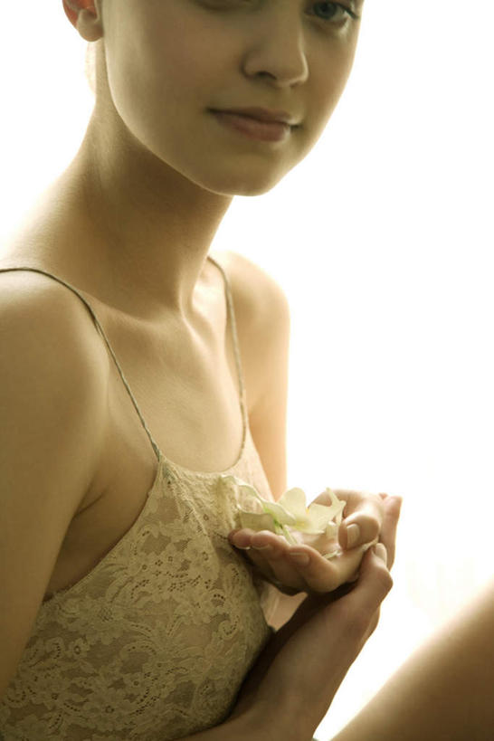 西方人,裸体,一个人,按摩师,笑,摸,微笑,露齿笑,竖图,室外,白天,侧面,按摩,美容,欧洲,欧洲人,仅一个年轻女性,仅一个女性,仅一个人,抚摸,护肤,盛开,花蕾,注视,裸露,花,花瓣,花朵,鲜花,花苞,花蕊,看,保养,享受,休闲,放松,专注,美体,凝视,赤裸,裸,养颜,指压,赤身,兰花,年轻女性,女人,女性,白种人,技师,触摸,接触,半身,彩图,推拿