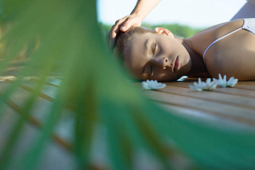 西方人,手,两个人,闭眼,横图,室外,白天,正面,窗户,地板,叶子,欧洲,欧洲人,一排,朦胧,模糊,整齐,盛开,背心,墙,庭院,地面,花蕾,吊带衫,木地板,玻璃窗,墙壁,墙面,花,花瓣,花朵,鲜花,排列,绿色,花束,花苞,花蕊,趴着,转头,手部,垫着,队列,种族,年轻女性,女人,女性,白种人,闭眼睛,闭着眼,闭着眼睛,趴,半身,彩图