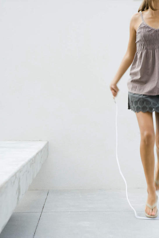 西方人,一个人,跳,跳绳,竖图,室内,白天,正面,锻炼,运动,桌子,欧洲,欧洲人,仅一个年轻女性,仅一个女性,仅一个人,短裤,板,背心,瓷砖,地砖,墙,地面,吊带衫,墙壁,墙面,白色,绳子,拖鞋,绳索,体育,年轻女性,女人,女性,白种人,台面,跳跃,半身,彩图,夹趾拖鞋,健身