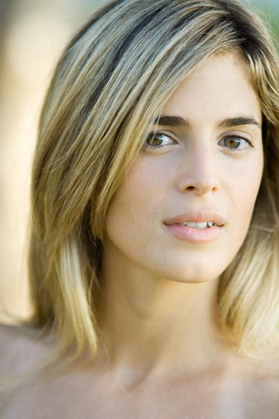 西方人,一个人,躺,笑,微笑,竖图,室外,特写,白天,正面,欧洲,欧洲人,仅一个年轻女性,仅一个女性,仅一个人,阴影,朦胧,模糊,光线,影子,依靠,注视,阳光,观察,看,靠,靠着,倚靠,凝视,关注,卧着,年轻女性,女人,女性,白种人,躺着,卧,半身,彩图