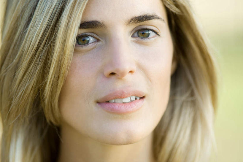 西方人,一个人,躺,笑,微笑,横图,室外,特写,白天,正面,欧洲,欧洲人,仅一个年轻女性,仅一个女性,仅一个人,阴影,朦胧,模糊,光线,影子,依靠,注视,阳光,观察,看,靠,靠着,倚靠,凝视,关注,卧着,年轻女性,女人,女性,白种人,躺着,卧,半身,彩图