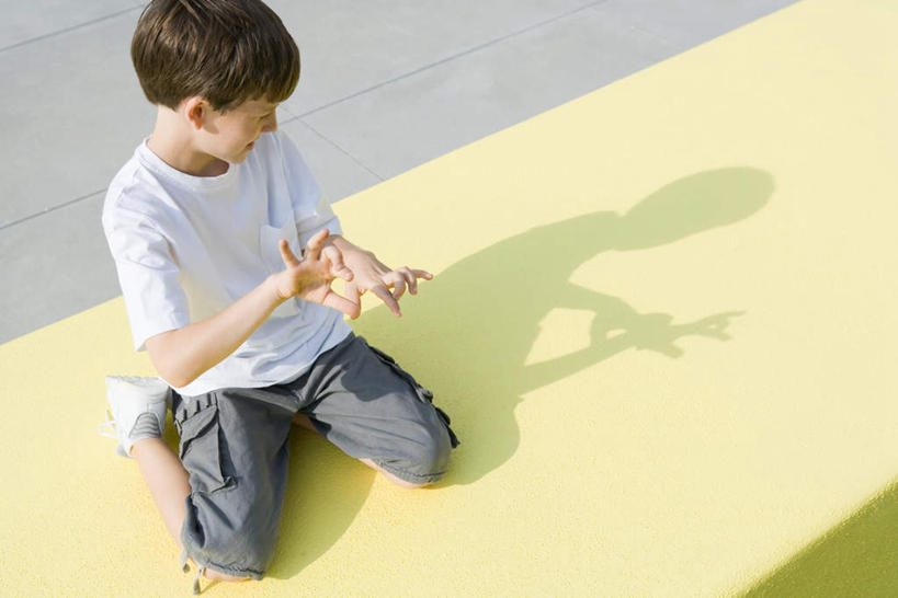 西方人,儿童,一个人,跪,横图,俯视,室外,白天,游戏,纯洁,欧洲,欧洲人,仅一个男性,仅一个人,阴影,反射,光线,影子,玩,注视,娱乐,小孩,阳光,观察,看,手势,仅一个小孩,休闲,可爱,童年,童趣,凝视,查看,观看,动作,关注,童真,烂漫,无邪,天真,男孩,男人,男性,白种人,孩子,跪着,玩耍,嬉戏,彩图,高角度拍摄,全身,男生