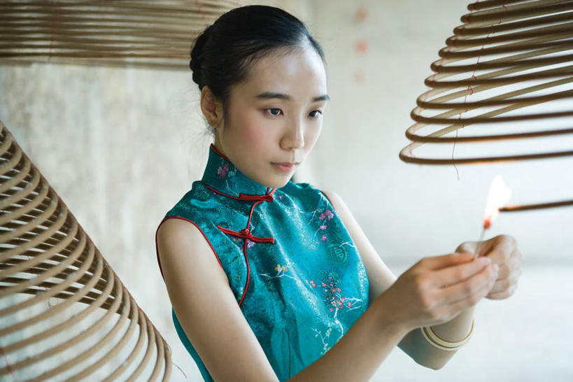 东方人,一个人,寺庙,举,横图,俯视,室内,白天,蜡烛,亚洲,仅一个年轻女性,仅一个女性,仅一个人,旗袍,节日,墙,烟雾,燃烧,注视,黄种人,文化,墙壁,墙面,佛香,蓝色,香火,香烛,庙宇,点燃,看,祈祷,托,健康,专注,许愿,宗教,信仰,烧香,纪念,仔细,祈求,关注,平安,年轻女性,女人,女性,亚洲人,举起,举手,举着,向上举,向上伸,向上托,半身,彩图,高角度拍摄,传统服装,庙,寺