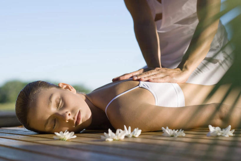 西方人,手,两个人,按摩师,闭眼,摸,横图,室外,白天,正面,按摩,窗户,地板,叶子,欧洲,欧洲人,一排,许多,抚摸,阴影,朦胧,模糊,整齐,盛开,光线,背心,影子,墙,庭院,地面,花蕾,吊带衫,木地板,玻璃窗,墙壁,墙面,花,花瓣,花朵,鲜花,排列,绿色,白色,阳光,花束,花苞,花蕊,趴着,转头,手部,垫着,队列,指压,兰花,年轻女性,女人,女性,白种人,技师,闭眼睛,闭着眼,闭着眼睛,触摸,接触,趴,半身,彩图,推拿