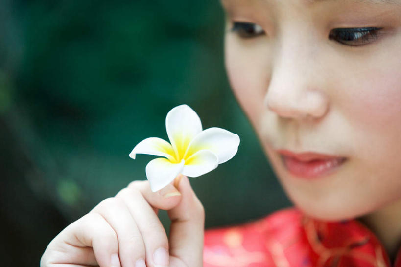 东方人,手,一个人,横图,室内,白天,正面,亚洲,仅一个年轻女性,仅一个女性,仅一个人,握,盛开,拿,花蕾,拿着,注视,黄种人,闻,香,花,花瓣,花朵,鲜花,花苞,花蕊,看,思考,手部,想,握着,兰花,年轻女性,女人,女性,亚洲人,半身,彩图