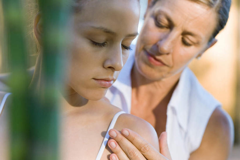 西方人,手,两个人,坐,闭眼,摸,横图,室外,白天,正面,植物,欧洲,欧洲人,抚摸,阴影,朦胧,模糊,光线,背心,盆栽,影子,庭院,盆景,吊带衫,绿色,阳光,自然,转头,享受,休闲,手部,放松,生长,成长,垫着,轻松,闲适,悠闲,空闲,年轻女性,女人,女性,白种人,闭眼睛,闭着眼,闭着眼睛,触摸,接触,坐着,半身,彩图