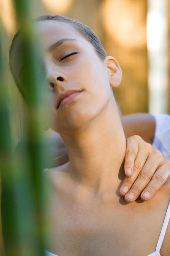 西方人,手,两个人,按摩师,坐,闭眼,摸,竖图,室外,白天,正面,按摩,窗户,欧洲,欧洲人,抚摸,阴影,朦胧,模糊,光线,背心,影子,庭院,吊带衫,玻璃窗,阳光,转头,享受,休闲,手部,放松,垫着,轻松,闲适,悠闲,指压,空闲,年轻女性,女人,女性,白种人,技师,闭眼睛,闭着眼,闭着眼睛,触摸,接触,坐着,半身,彩图,推拿