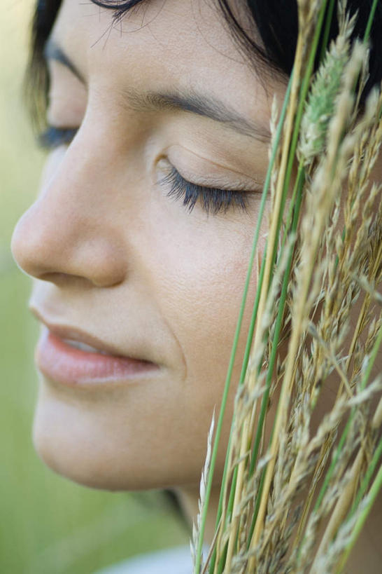 西方人,一个人,闭眼,笑,摸,微笑,露齿笑,竖图,室外,特写,白天,正面,草地,草坪,植物,欧洲,欧洲人,仅一个年轻女性,仅一个女性,仅一个人,抚摸,稻草,稻穗,麦穗,依靠,草,绿色,靠,靠着,倚靠,享受,休闲,放松,轻松,闲适,悠闲,桔梗,空闲,年轻女性,女人,女性,白种人,闭眼睛,闭着眼,闭着眼睛,触摸,接触,半身,彩图