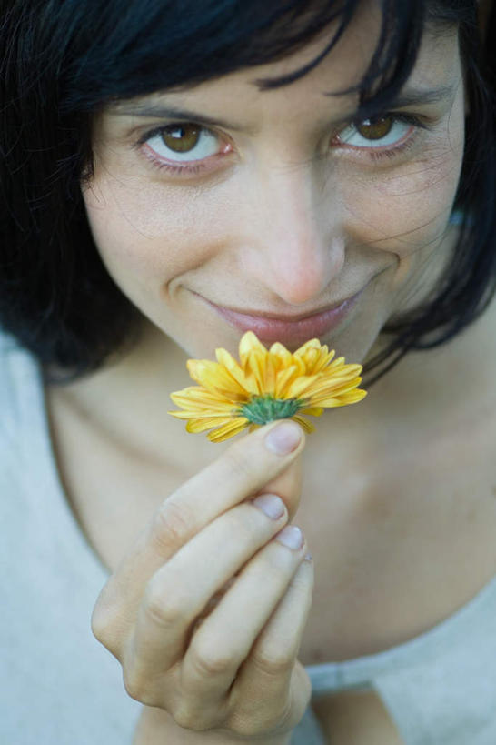 西方人,一个人,笑,摸,微笑,露齿笑,竖图,俯视,室外,特写,白天,欧洲,欧洲人,仅一个年轻女性,仅一个女性,仅一个人,抚摸,握,盛开,拿,花蕾,拿着,注视,花,花瓣,花朵,鲜花,黄色,花苞,花蕊,观察,看,享受,休闲,放松,凝视,握着,查看,轻松,注意,关注,闲适,悠闲,空闲,年轻女性,女人,女性,白种人,触摸,接触,半身,彩图,高角度拍摄