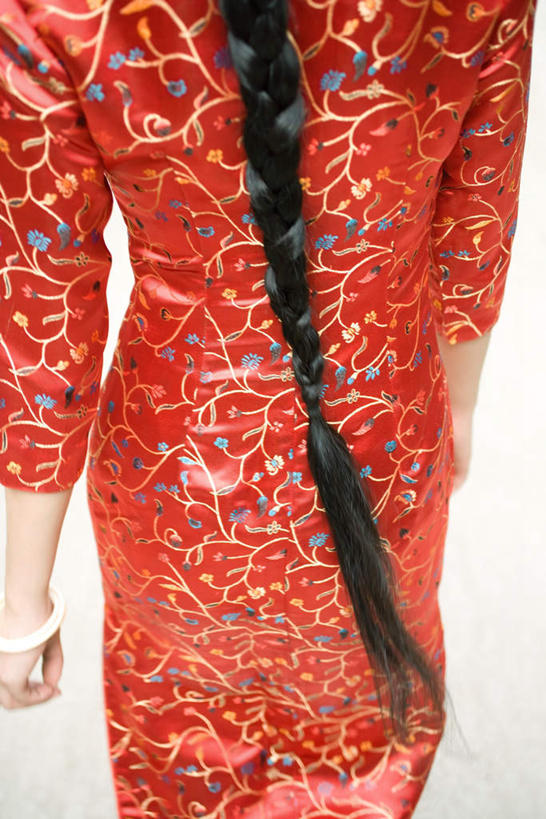 东方人,一个人,走,竖图,俯视,室外,白天,珠宝,亚洲,仅一个年轻女性,仅一个女性,仅一个人,阴影,旗袍,光线,布料,影子,花色,黄种人,红色,阳光,花布,手链,首饰,辫子,手镯,麻花辫,年轻女性,女人,女性,亚洲人,步行,散步,走路,半身,彩图,高角度拍摄,传统服装,传统文化