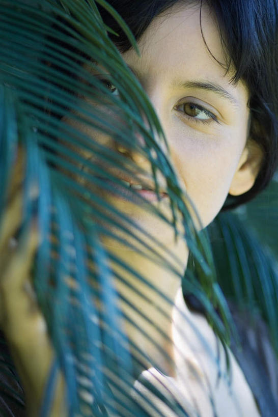 西方人,一个人,笑,摸,微笑,露齿笑,竖图,室外,白天,正面,铁树,叶子,欧洲,欧洲人,仅一个年轻女性,仅一个女性,仅一个人,抚摸,握,绿叶,拿,拿着,注视,观察,看,嫩叶,凝视,握着,遮,查看,遮挡,注意,关注,遮盖,遮蔽,年轻女性,女人,女性,白种人,叶,叶片,触摸,接触,半身,彩图