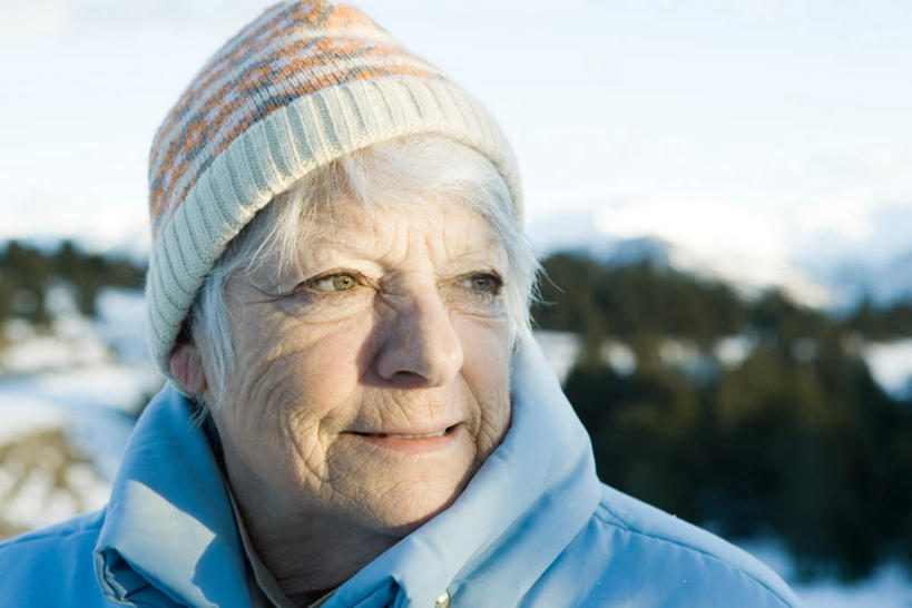 西方人,一个人,站,笑,微笑,露齿笑,横图,室外,白天,正面,毛衣,森林,树林,雪,植物,大雪,帽子,欧洲,欧洲人,仅一个女性,仅一个人,阴影,光线,影子,积雪,雪地,雪景,云,云朵,冬天,云彩,注视,树,树木,蓝色,绿色,白云,蓝天,天空,阳光,自然,天,观察,看,站着,棉衣,凝视,棉鞋,仅一个老年女性,生长,晴朗,成长,查看,绒线帽,注意,关注,毛线帽,棉帽,老年女性,女人,女性,白种人,晴空,站立,彩图,全身,绒衣,套衫,套头毛衣,线衣