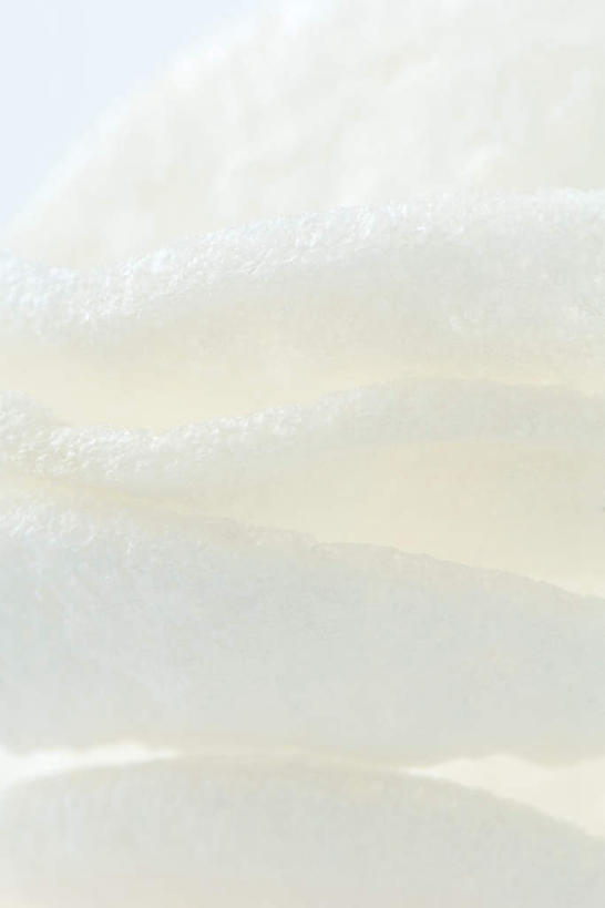 无人,竖图,俯视,室内,白天,白色背景,烹饪,一堆,阴影,堆叠,堆积,光线,影子,油炸,油炸食品,料理,食品,菜肴,美食,食物,白色,阳光,零食,摄影,佳肴,影棚,堆,垃圾食品,虾片,彩图,高角度拍摄,影棚拍摄,拍摄