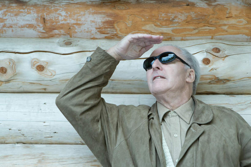 西方人,一个人,家,横图,室外,白天,仰视,松树,欧洲,欧洲人,仅一个男性,仅一个人,阴影,远眺,光线,墨镜,木头,眼镜,影子,房梁,房屋,木墙,墙,屋子,远望,注视,楼房,墙壁,墙面,住宅,阳光,太阳镜,太阳眼镜,观察,看,仅一个老年男性,遮阳镜,凝视,遮,横梁,查看,遮挡,注意,关注,遮盖,遮蔽,老年男性,男人,男性,白种人,半身,彩图,低角度拍摄,房子