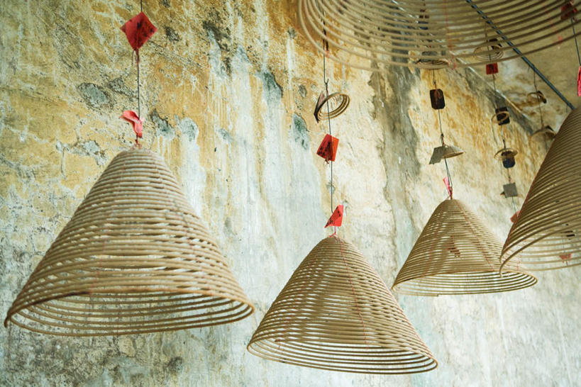 无人,寺庙,横图,室内,白天,仰视,蜡烛,一排,节日,整齐,墙,烟雾,燃烧,文化,墙壁,墙面,佛香,排列,绳子,香火,香烛,庙宇,点燃,祈祷,健康,许愿,宗教,信仰,烧香,纪念,绳索,祈求,队列,平安,彩图,低角度拍摄,庙,寺