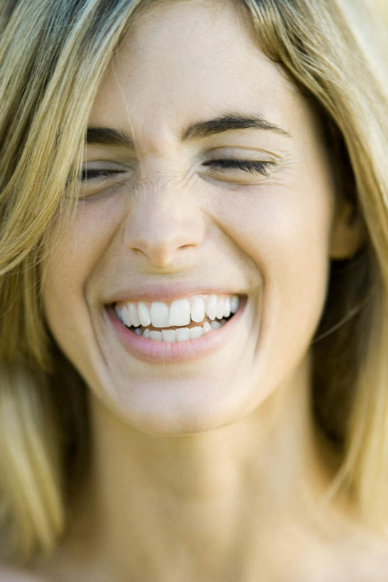 西方人,一个人,笑,微笑,露齿笑,竖图,室外,白天,正面,草地,草坪,植物,欧洲,欧洲人,仅一个年轻女性,仅一个女性,仅一个人,阴影,光线,影子,草,绿色,阳光,眯眼,年轻女性,女人,女性,白种人,半身,彩图