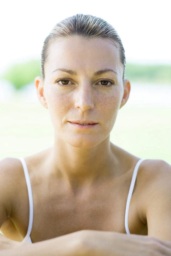 西方人,一个人,坐,双手交叉,竖图,室外,白天,正面,树林,植物,欧洲,欧洲人,仅一个年轻女性,仅一个女性,仅一个人,背心,地面,注视,吊带衫,树,树木,蓝色,绿色,蓝天,天空,自然,天,观察,看,凝视,生长,晴朗,成长,查看,抿嘴,双手抱胸,注意,关注,万里无云,年轻女性,女人,女性,白种人,晴空,晴空万里,坐着,半身,彩图