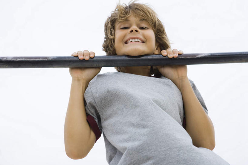 西方人,儿童,一个人,笑,微笑,露齿笑,横图,室外,白天,仰视,游戏,纯洁,单杠,欧洲,欧洲人,仅一个男性,仅一个人,撑,握,短裤,拿,玩,T恤,拿着,注视,娱乐,小孩,蓝色,蓝天,天空,天,低头,看,仅一个小孩,休闲,短袖,可爱,童年,童趣,握着,晴朗,支撑,撑着,关注,童真,烂漫,无邪,铁棍,万里无云,横杆,天真,男孩,男人,男性,白种人,孩子,卷发,晴空,晴空万里,玩耍,嬉戏,半身,彩图,低角度拍摄,男生