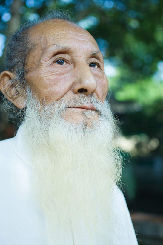 东方人,胡须,一个人,竖图,室内,特写,白天,正面,树林,植物,亚洲,仅一个男性,仅一个人,注视,黄种人,树,树木,绿色,自然,观察,看,仅一个老年男性,凝视,生长,成长,查看,注意,关注,老年男性,男人,男性,亚洲人,胡子,络腮胡,半身,彩图