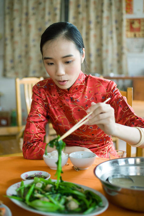 米饭,东方人,一个人,坐,竖图,室外,白天,吃饭,烹饪,中餐,餐桌,窗户,窗帘,筷子,桌子,餐具,椅子,亚洲,仅一个年轻女性,仅一个女性,仅一个人,旗袍,碟子,盘,木椅,炒菜,调料,酱料,料理,食品,菜,饭,调味品,调味料,汤锅,黄种人,锅,菜肴,美食,玻璃窗,食物,背面,红色,盘子,碟,碗,中式,佳肴,餐台,五谷,年轻女性,女人,女性,亚洲人,坐着,彩图,全身,传统服装,传统文化