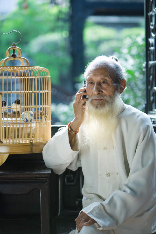 东方人,手,胡须,一个人,坐,打电话,竖图,室内,特写,白天,正面,鸟,电话,手机,亚洲,仅一个男性,仅一个人,握,竹笼,笼子,鸟笼,拿,拿着,黄种人,通讯设备,白色,仅一个老年男性,两只,手部,握着,交流,老年男性,男人,男性,亚洲人,胡子,络腮胡,脸部,沟通,通话,坐着,半身,彩图,练功服