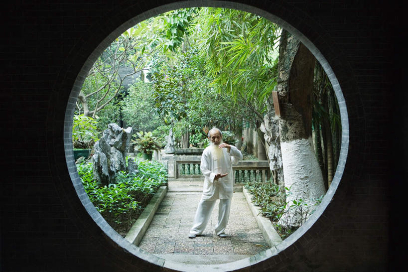 东方人,胡须,一个人,花园,栏杆,横图,室外,白天,正面,锻炼,运动,武术,花圃,树林,植物,门,亚洲,仅一个男性,仅一个人,栅栏,庭院,篱笆,园艺,围栏,走道,走廊,过道,绿化,黄种人,护栏,树,树木,绿色,自然,门框,仅一个老年男性,太极拳,假山,回廊,生长,成长,园林,功夫,太极,练功,体育,老年男性,男人,男性,亚洲人,胡子,络腮胡,山石,小花园,彩图,全身,健身