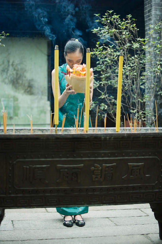 东方人,一个人,寺庙,闭眼,竖图,室内,白天,正面,植物,蜡烛,亚洲,仅一个年轻女性,仅一个女性,仅一个人,三根,旗袍,节日,香炉,墙,烟雾,燃烧,黄种人,文化,砖墙,墙壁,墙面,佛香,树,树木,蓝色,绿色,自然,香火,香烛,庙宇,祈祷,健康,烟,许愿,宗教,金元宝,信仰,生长,烧香,成长,纪念,祈求,祭拜,祭台,香灰,平安,年轻女性,女人,女性,亚洲人,闭眼睛,闭着眼,闭着眼睛,半身,彩图,传统服装,庙,寺,元宝