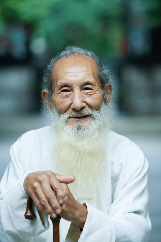 东方人,手,胡须,一个人,笑,微笑,露齿笑,竖图,室内,特写,白天,正面,亚洲,仅一个男性,仅一个人,撑,握,拿,拿着,注视,黄种人,观察,看,仅一个老年男性,眯眼,手部,凝视,握着,拐杖,查看,手杖,撑着,注意,关注,老年男性,男人,男性,亚洲人,胡子,络腮胡,脸部,半身,彩图,练功服